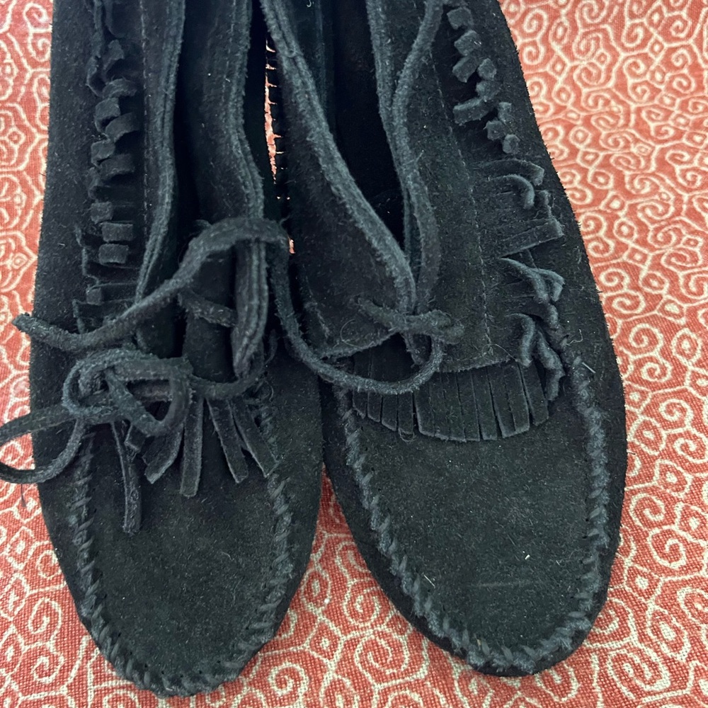 Minnetonka moccasin classic navy moccasin with fringe never worn!